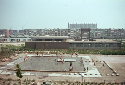 23240 Gezicht op het pierenbad aan de Columbuslaan te Utrecht, met daarachter de Wederkomst des Herenkerk (Marco ...